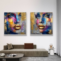 זוג תמונות קנבס מרובעות של דיוקן נשי צבעוני עם שפתיים מוזהבות, בהדפסה חלקה לעיצוב קיר מודרני ויוקרתי.
