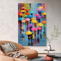 תמונת זכוכית צבעונית עם אנשים תחת מטריות בגוונים חזקים על רקע גשום – תכשיט לבית