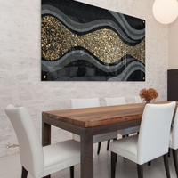 תמונת זכוכית רוחבית בגווני שחור ואפור עם מסלול אבני זהב מעוצב – תכשיט לבית