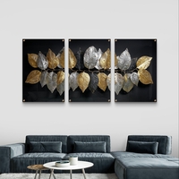 תמונת זכוכית שלשה עם עלים מוזהבים וכסופים על רקע שחור – תכשיט לבית