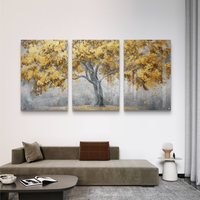 תמונת זכוכית שלישייה עם עץ זהוב ועלים מרחפים על רקע אפור בעיצוב מודרני