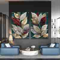 סט תמונות זכוכית זוג עם עלים גדולים בגווני זהב, בורדו ושמנת על רקע ירוק אמרלד תלוי מעל ספה כחולה בסלון מודרני.