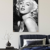 תמונת זכוכית של מרלין מונרו בעיצוב יוקרתי בשחור־לבן, הדפסה חלקה ומדויקת מבית תכשיט לבית – NEXTGEN BY BAR.