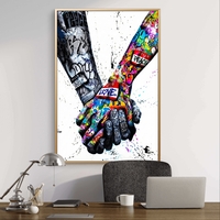 תמונת קנבס מוטיבציונית של שתי ידיים שלובות בעיצוב גרפיטי צבעוני עם מסר של חיבור, אהבה ואחדות