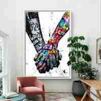 תמונת קנבס מוטיבציונית של שתי ידיים שלובות בעיצוב גרפיטי צבעוני עם מסר של חיבור, אהבה ואחדות