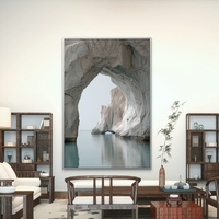 תמונת קנבס שער הסלעים – קשת סלעים מעל ים רגוע בגווני טורקיז, מתוך קולקציית NEXTGEN BY BAR של תכשיט לבית, בעיצוב טבעי ואלגנטי.