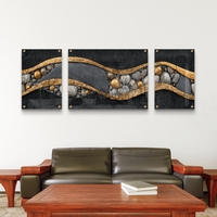 תמונת זכוכית מחולקת טריפטיכון בגווני שחור, אפור וזהב עם קווים זורמים ואבנים – תכשיט לבית