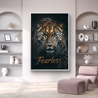 תמונת קנבס של נמר עם מבט עוצמתי וכיתוב Fearless מתוך קולקציית תכשיט לבית