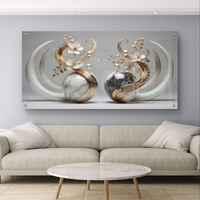 תמונה רחבה לסלון עם כדורים דמויי שיש ועיטורי פרחים לבנים וזהב