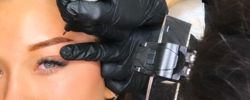 הצללת פודרה בגבות