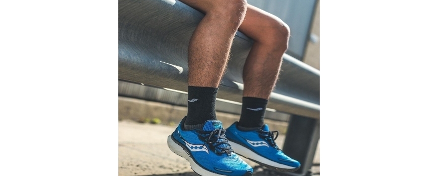 נעלי ספורט אורטופדיות לגברים להליכה וריצה