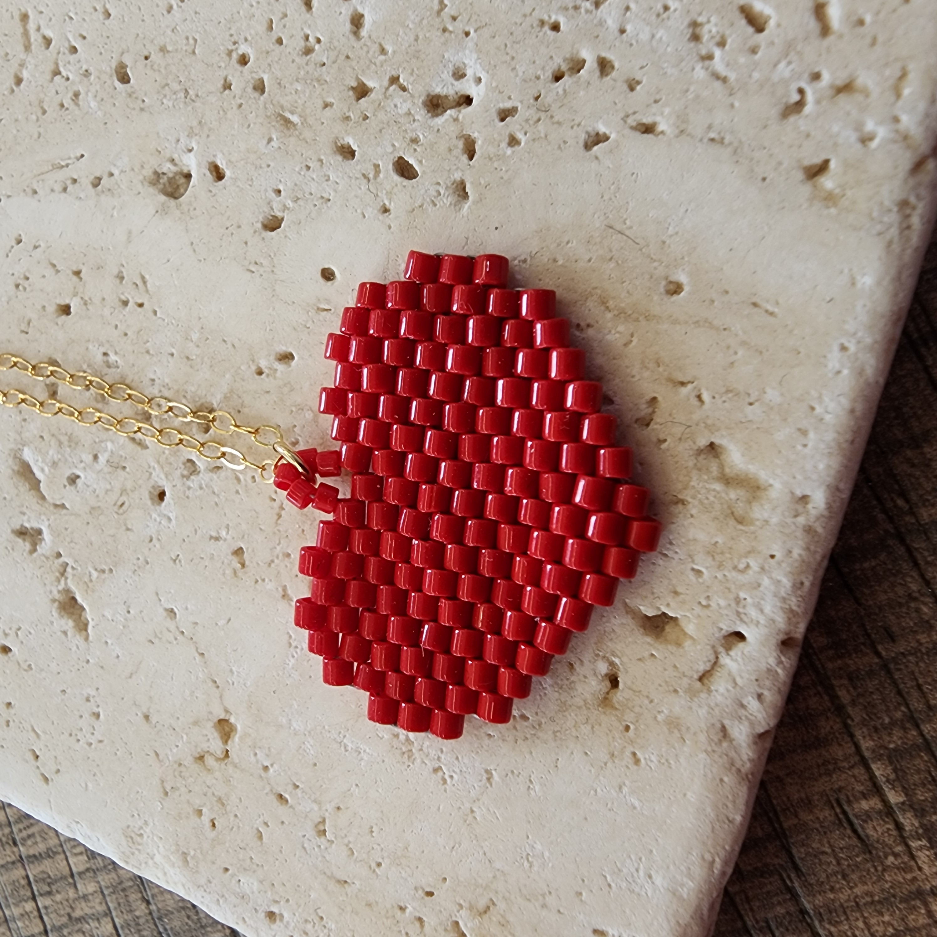 שרשרת עדינה עם תליון לב אדום