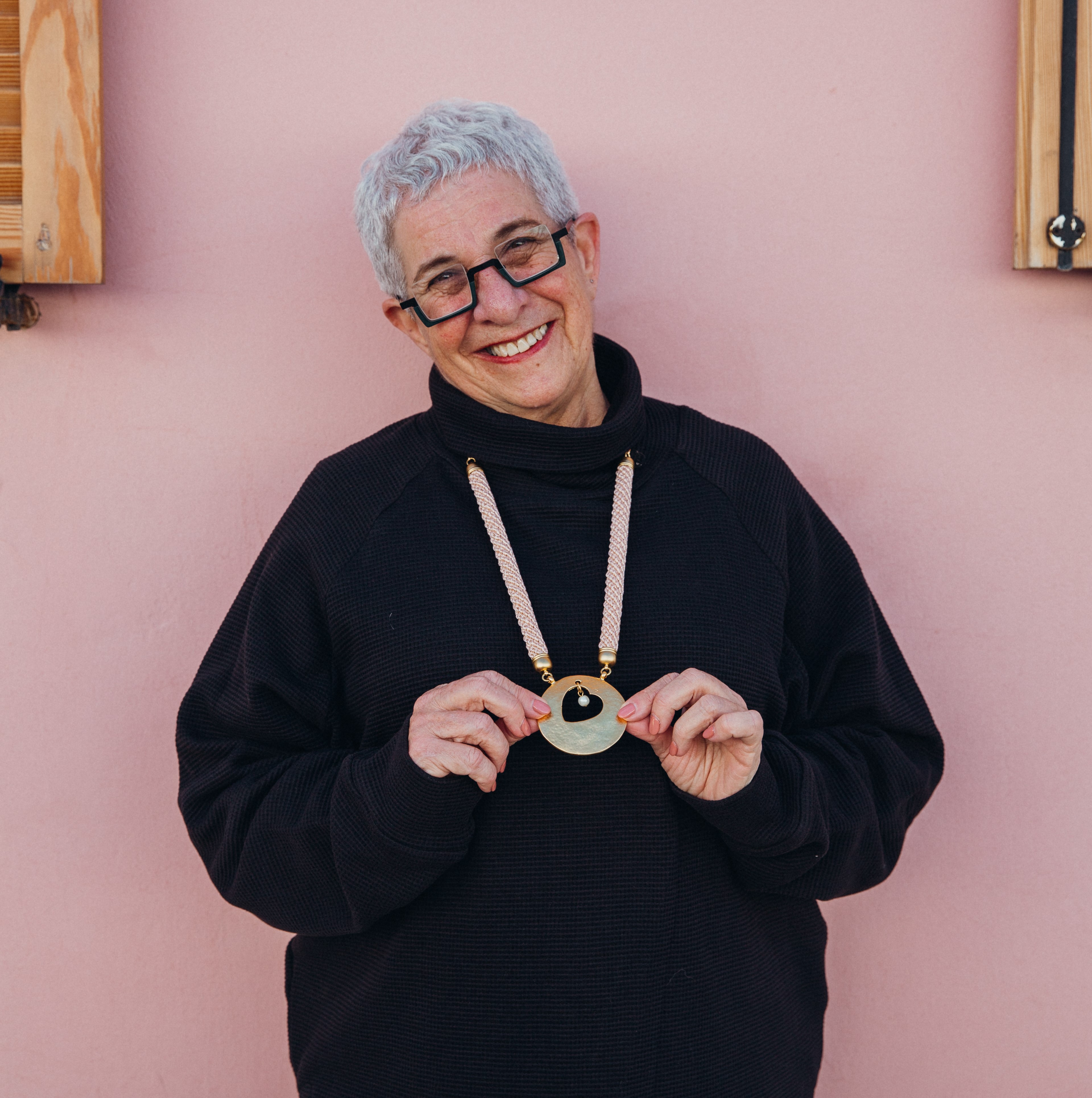 שרשרת סרוגה דומיננטית ארוכה בצבע אפרסק עם תליון לב גדול בצבע זהב