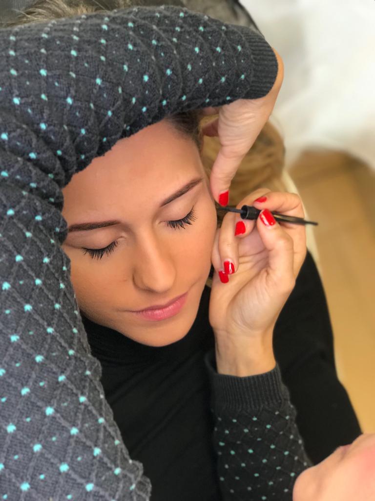 עיצוב גבות עם פינצטה בחוט בנתניה