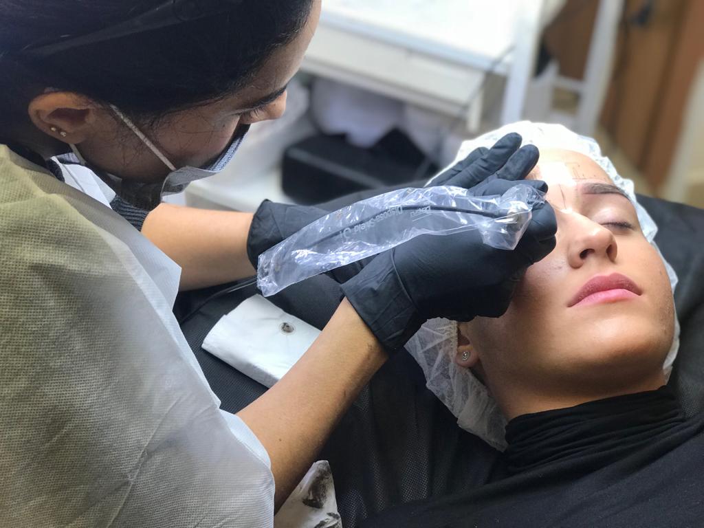 תוצאת איפור קבוע בגבות בשיטת הצללת ספריי פודרה 