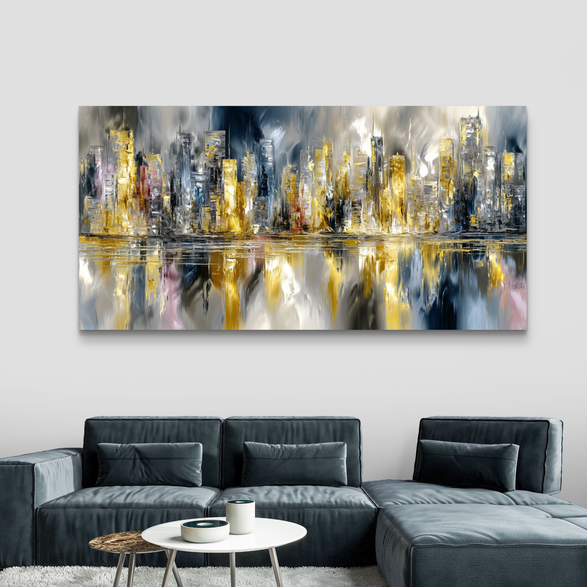 תמונת קנבס לסלון בעיצוב מודרני של קו רקיע אורבני מופשט בגווני אפור וזהב עם השתקפויות מים, תלויה מעל ספה כחולה כהה.