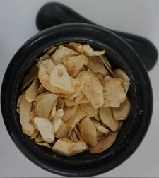 שבבי שום מיובשים-(נֵץ' שְׁנְקֻרְת) ነጭ ሽንኩርት