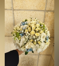 זר כלה לבן תכלת עם ורדים, נץ חלב וטווידה