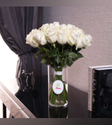 זר ורדים לבנים באגרטל