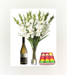 זר פרחים לבביות + מקרונים + יין (Edith)