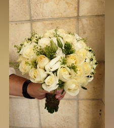 זר כלה לבן עם ורדים וליזיאנטוס