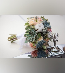 זר כלה עם ורדים וסוקולנטים