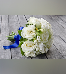 זר כלה עם ורדים לבנים ופרזיות