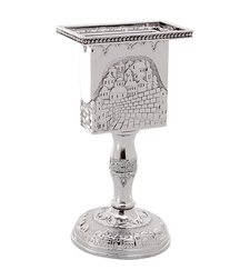 Holds a candle for Havdalah