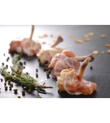 סוכריות כנפיים עוף מצופות בפירורי לחם ושומשום.