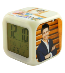 שעון דיגיטלי מעורר עם תאורה מתחלפת