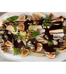 סלט סלק, רוקפור, עלי אנדיב ואגוזי פקאן