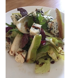 סלט עשיר במגוון חסות, גבינת רוקפור, אגסים וקרוטונים