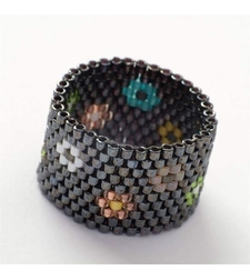 טבעת שחר | טבעת שזורה מחרוזים | טבעת פרחים צבעוניים