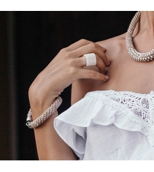 טבעת שחר | טבעת שזורה מחרוזים | טבעת לבנה