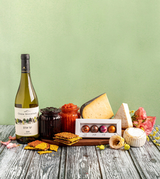 עלמה - מארז אהבה עם גבינות יין פרלינים ומטבלים