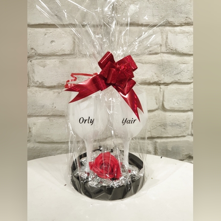 מארז כוסות ממותגות במארז זוגי ושוקולדים 232