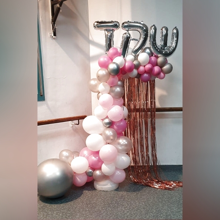 עמוד בלונים אורגני עם שם 