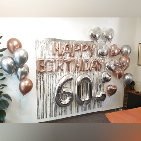 קיר  יום הולדת בתוספת זרים