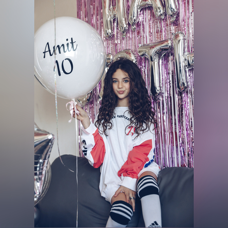 בלון לבן ענק עם כיתוב