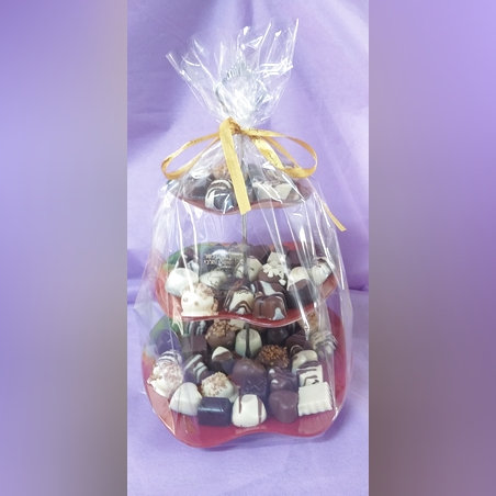 מארז 3 קומות בצורת תפוח עם 60 פרלינים