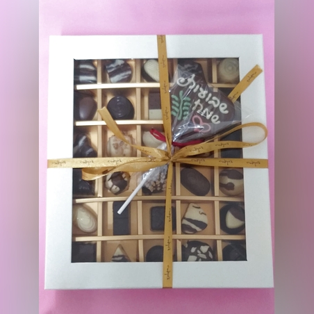 מארז מהודר - 30 פרלינים ולב על מקל לשבועות