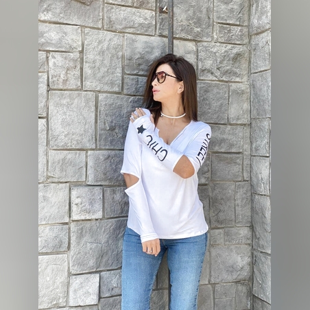 חולצה קרע בשרוול 