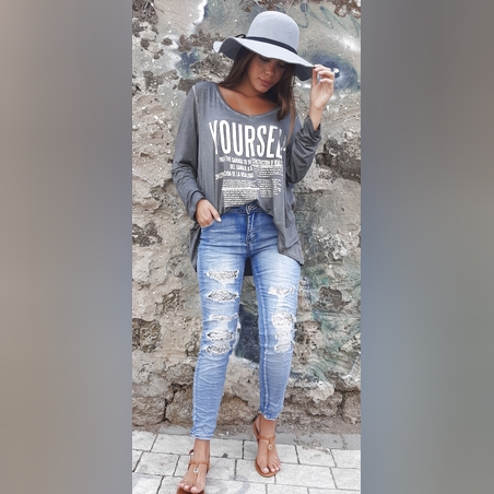 מכנסי ג'ינס קרעים