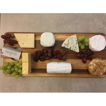 מגש גבינות כולל קרש חיתוך