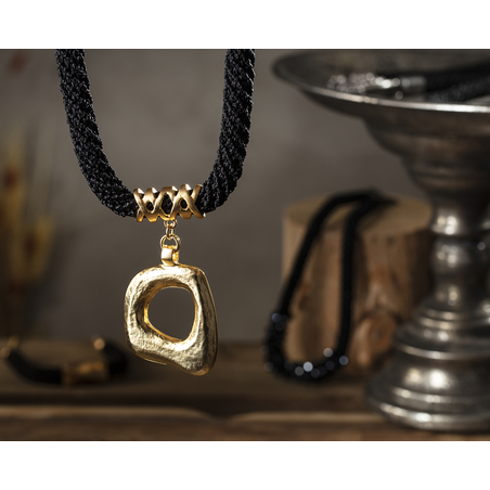 שרשרת דנה | תכשיט תליון ריבוע אסימטרי | תכשיט שחור & זהב 