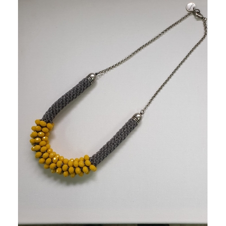 שרשרת איילת | תכשיט משולב קריסטלים | תכשיט אפור & צהוב 