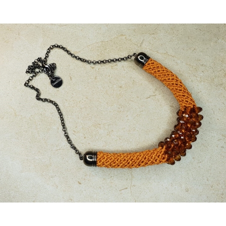 שרשרת איילת | תכשיט משולב קריסטלים  | תכשיט כתום חלודה