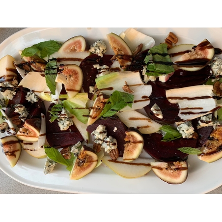 סלט סלק, רוקפור, עלי אנדיב ואגוזי פקאן