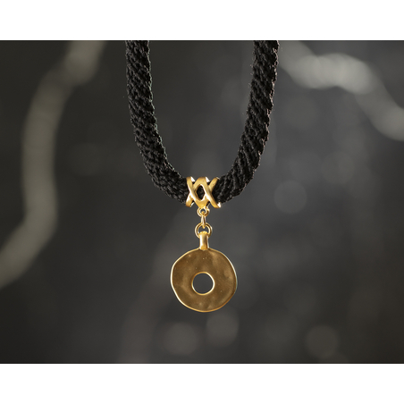 שרשרת ענבר | תכשיט תליון עיגול עם חור | תכשיט שחור & זהב 