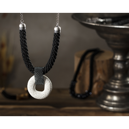 שרשרת שלווה | תכשיט תליון לבה | תכשיט שחור& לבן 